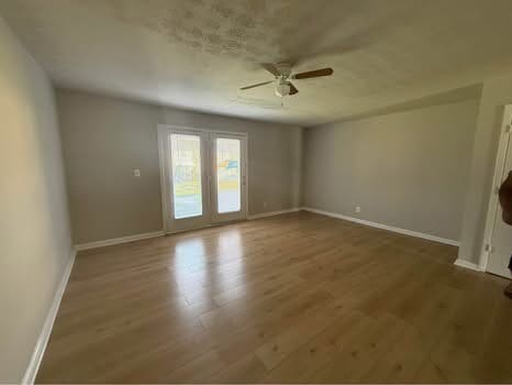 Building Photo - Colonial Square