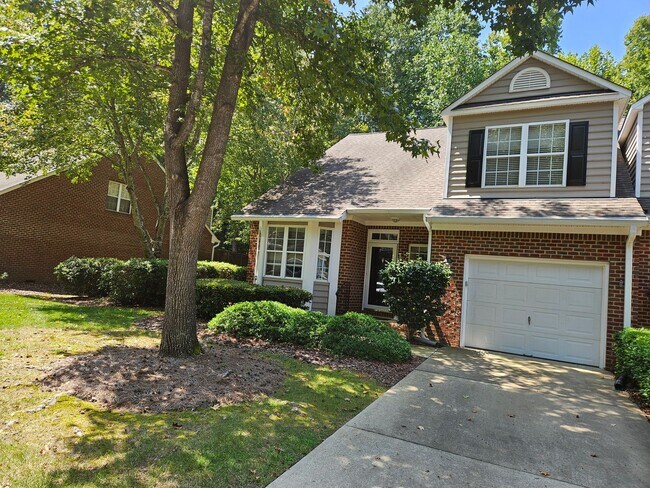 Foto del edificio - Fantastic 3br 2.5ba End Unit Townhome in North Raleigh! 1 Car Garage!
