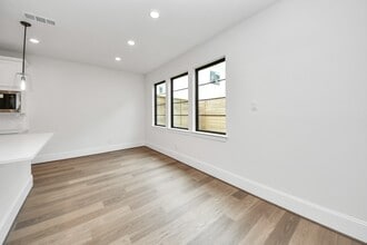 Building Photo - 12010 Royal Oaks Banner Wy