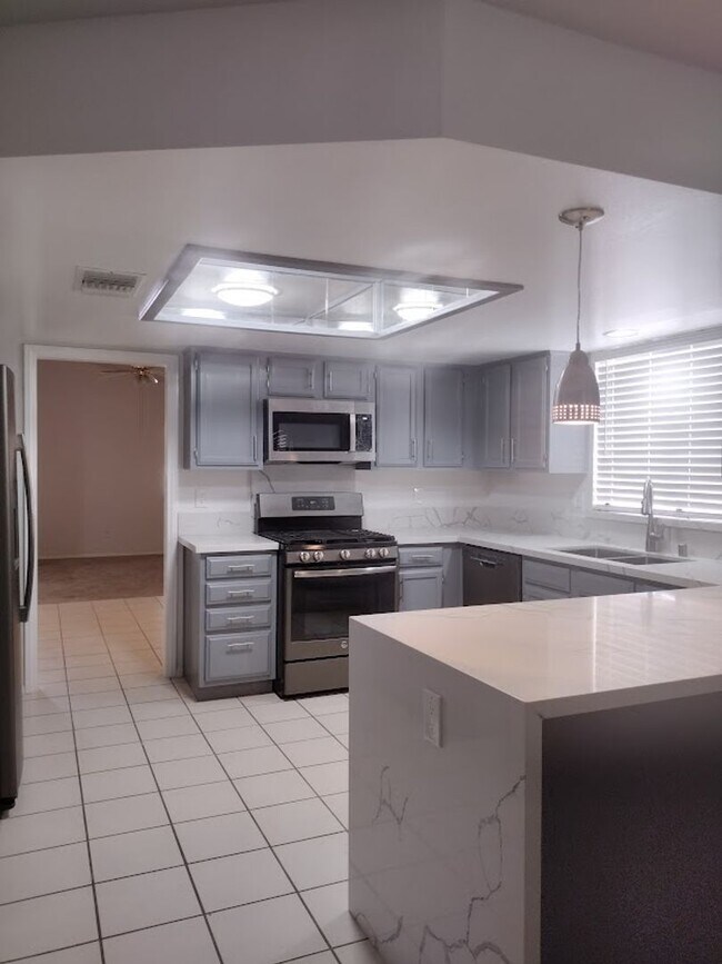 Building Photo - 3 Bed / 2 Bath Home with 2 Car Garage and ...