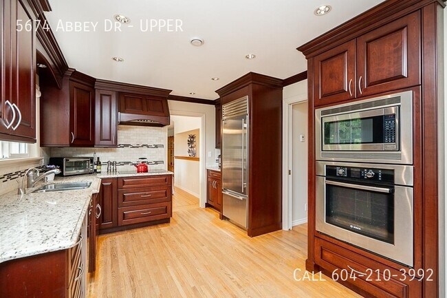 Photo du bâtiment - Beautiful Upper Home in Delta