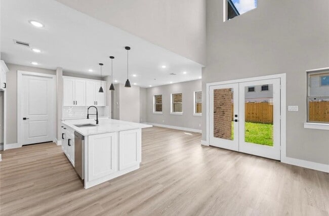 Building Photo - 20019 Venetto St