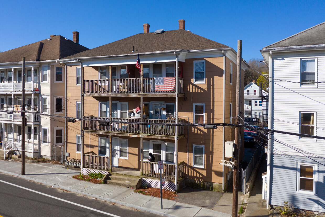 Building Photo - 148-150 Railroad St