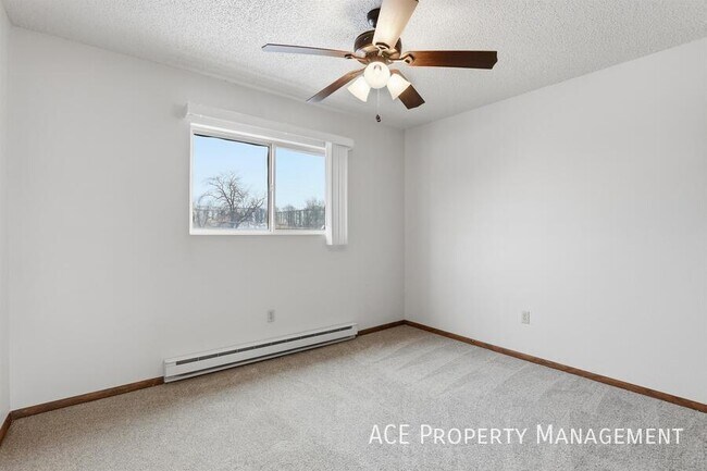 Building Photo - 705 Dakota Dr