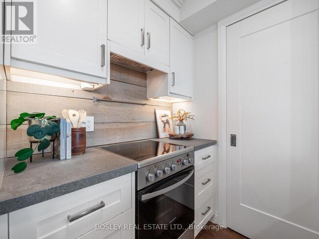 Building Photo - 409-421 Bloor St E