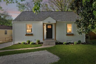 Building Photo - 902 Broadmoor Dr