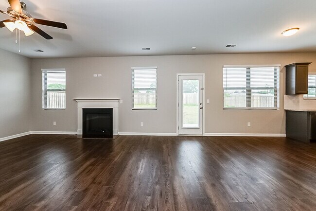 Building Photo - 517 Emporia Loop