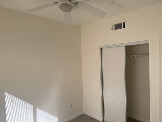 Foto del edificio - Single Story Townhouse with all tile floor...