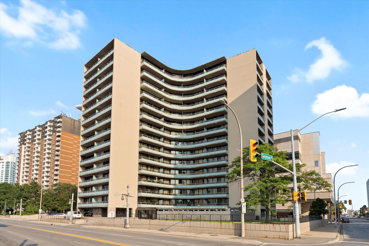 Photo principale - 111 Riverside Dr E