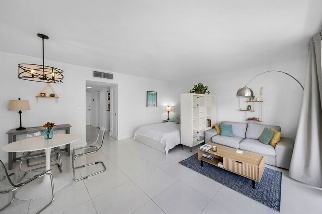 Building Photo - 1000 West Ave