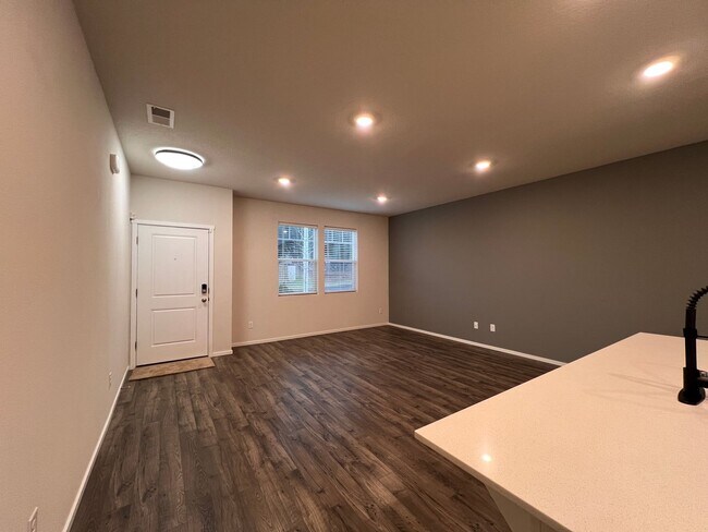 Building Photo - Stunning Two Bedroom House in Central Loca...