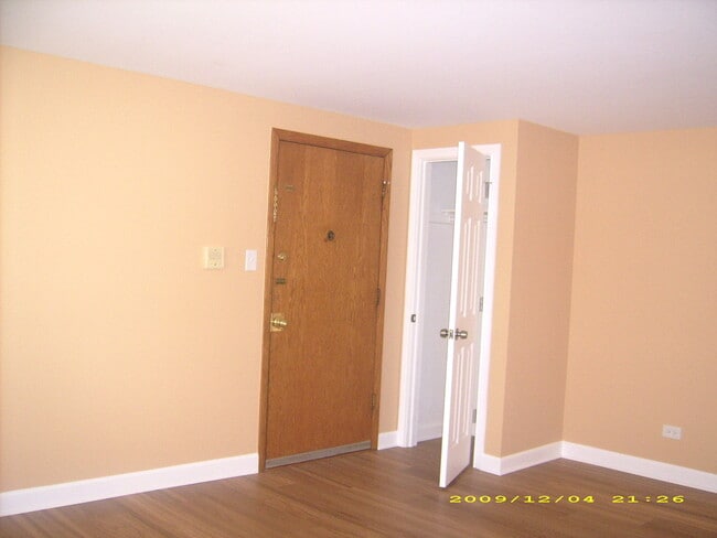 Foto del edificio - 7019 W Irving Park Rd