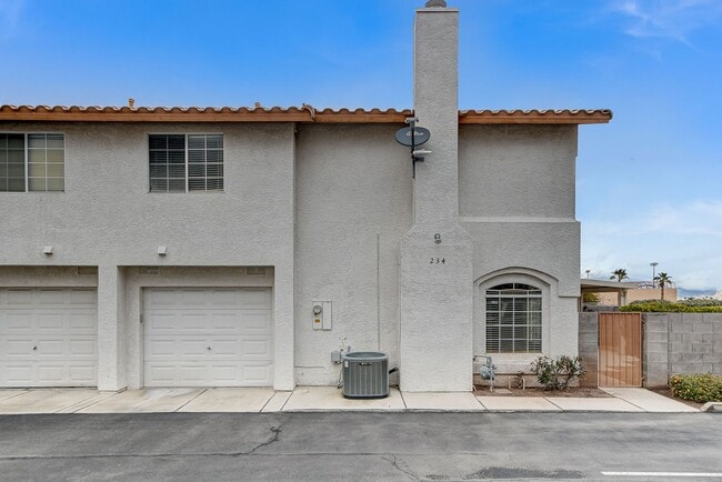 Building Photo - Spacious Townhome w/large yard! Near Summe...