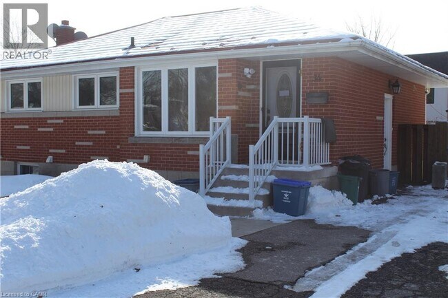 Photo du bâtiment - 34 Radford Ave