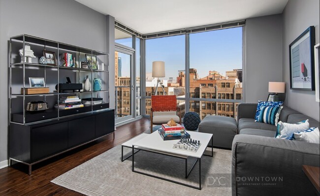 Building Photo - 601 S Wells St