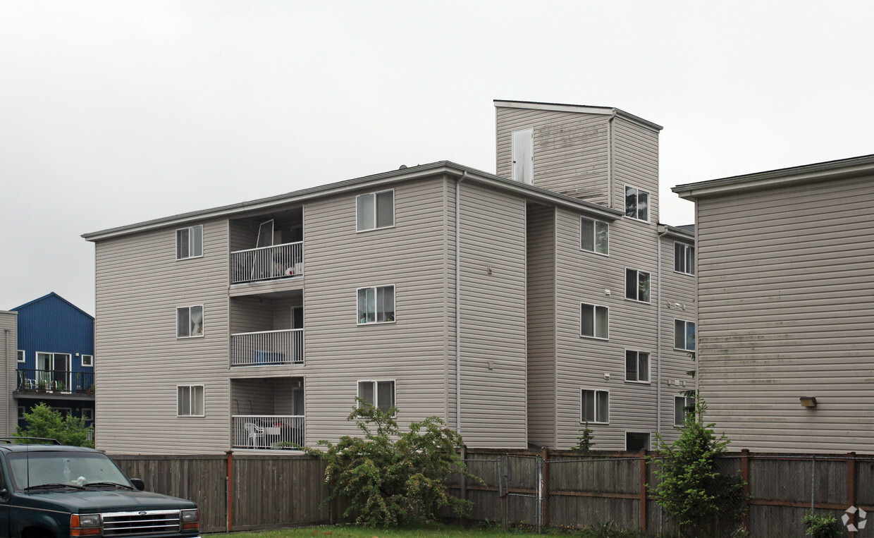 Town & Country Apartments - Roosevelt Square Apartments