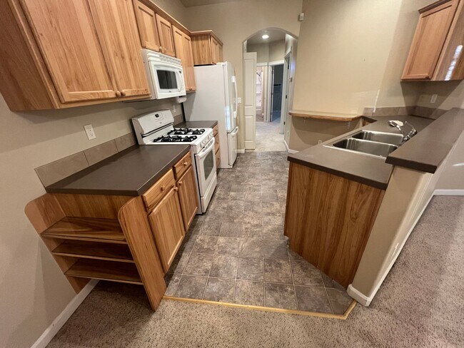 Foto del edificio - 2301 NE Mary Rose Pl