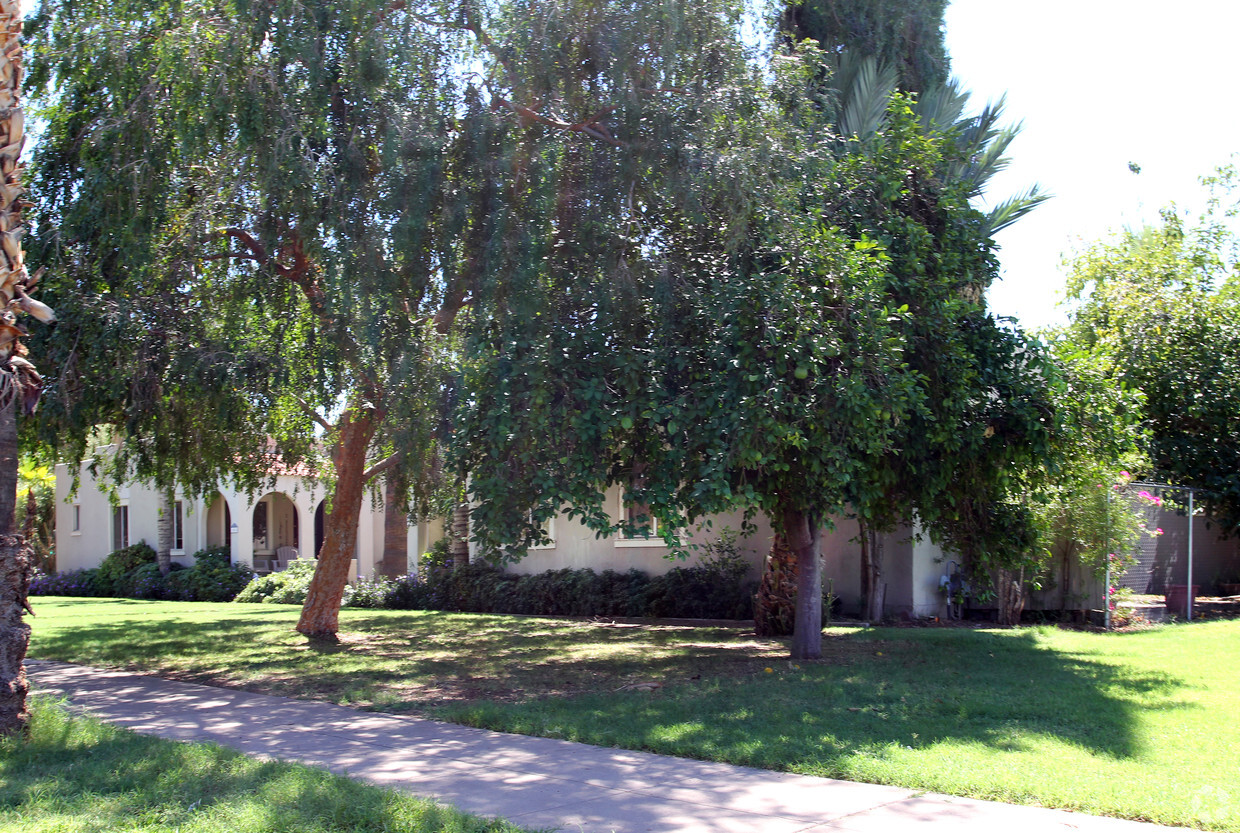 External Photo - 1011-1015 E Palm Ln