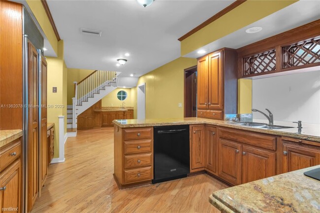 Building Photo - 4 br, 4 bath House - 2349 NE 8th St