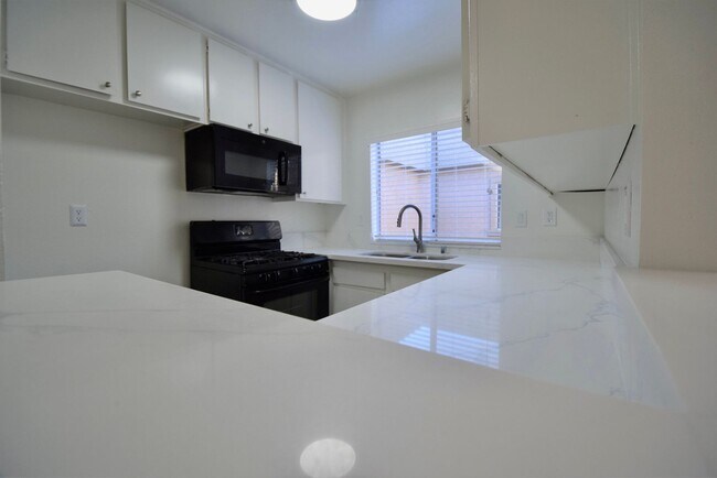 Foto del edificio - 21350 Parthenia St