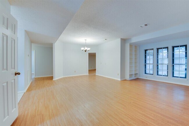 Foto del edificio - 7827 Maple Brook Ln