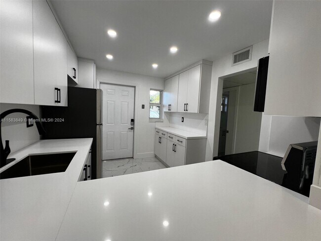 Building Photo - 18900 NE 3rd Ct