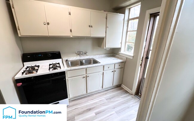 Building Photo - 1915 S Pkwy E