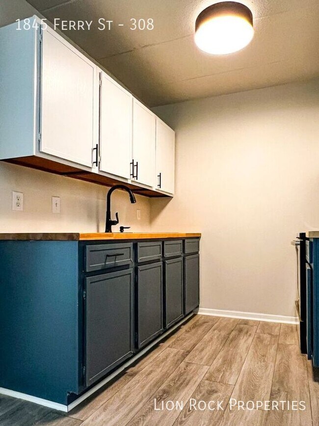 Foto del edificio - Stylish 2-Bedroom Flat in Anoka's Flats on...