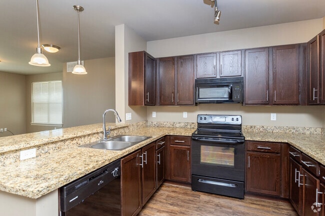 2BR, 2BA - Sherman 2 - Shadow Lake Square