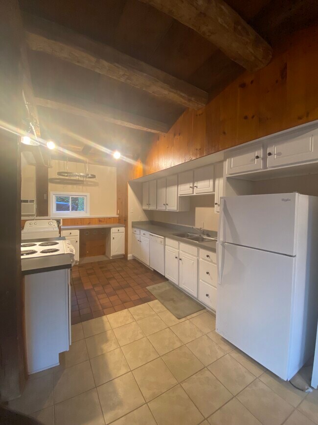 Building Photo - 336 E Dark Hollow Rd