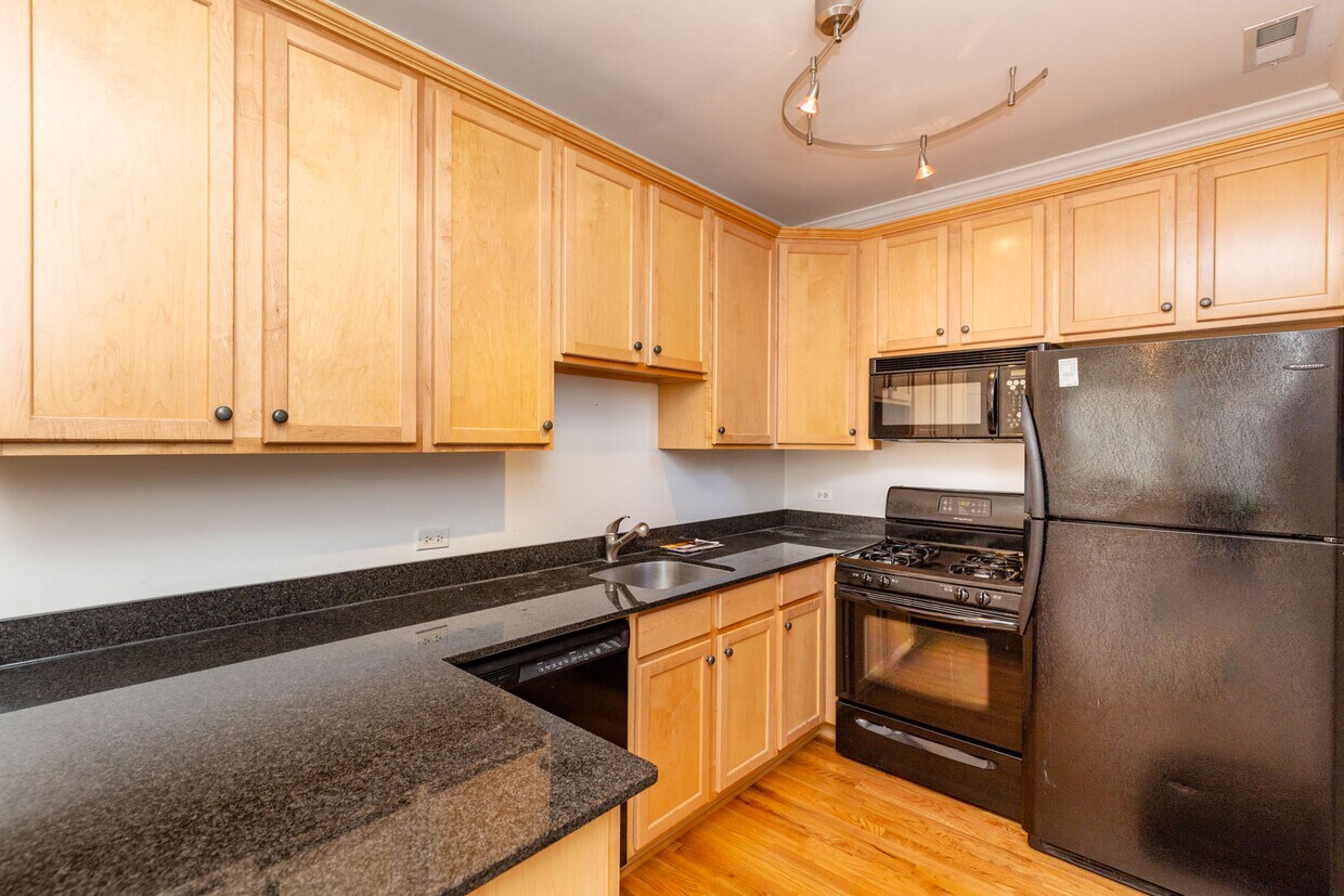 Foto principal - 1216 W Waveland Ave