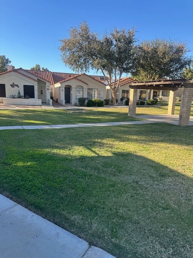 Foto del edificio - $2,000 For Rent A Lovely 3 Bed 2 Bath 1.673 Sq. Ft. Condo, all One Level Home in Chandler 85225!