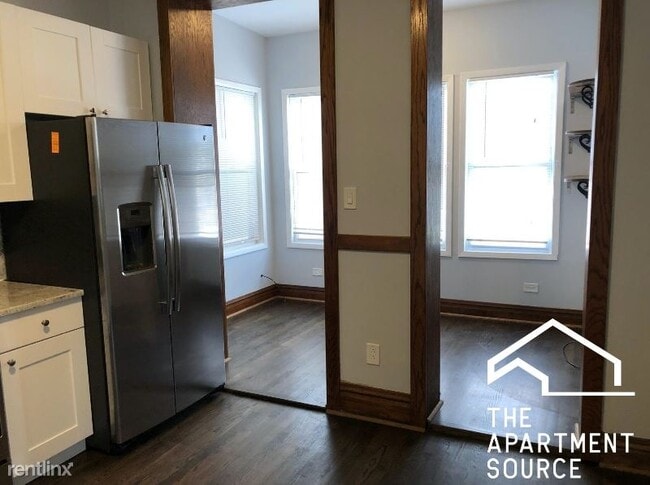 Building Photo - 3 br, 1 bath Apartment - 2022 W Roscoe St