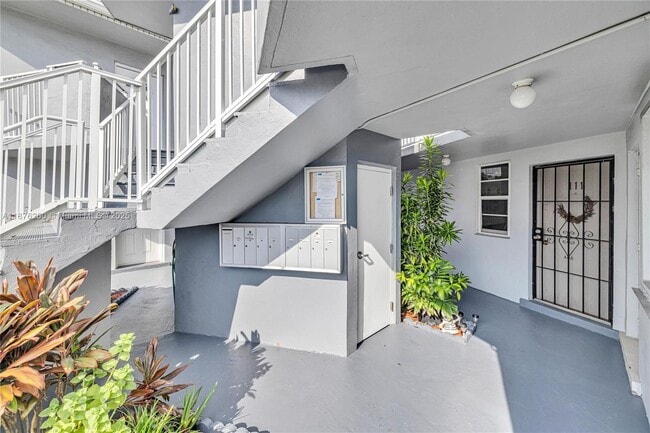 Building Photo - 1659 NE Miami Gardens Dr