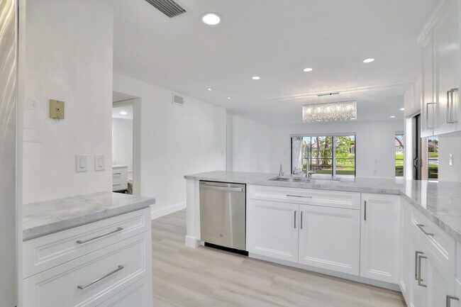 Building Photo - 9262 Vista Del Lago