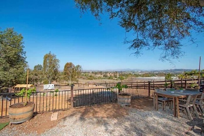 Building Photo - Guajome 1 Bedroom 1 Bath plus office Space...