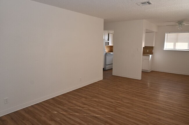 Building Photo - 2 Bedroom Apartment - Downtown Las Vegas -...