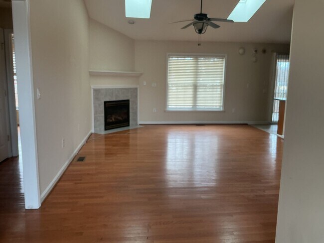 Foto del edificio - Welcome home!  Sought after Lake of the Woods!