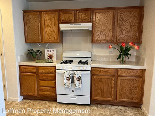 Building Photo - 4 br, 2.5 bath House - 6323 Mallard Court