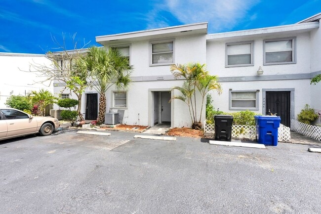 Building Photo - 3/2 AND A HALF TOWNHOME AVAILABLE FOR IMME...