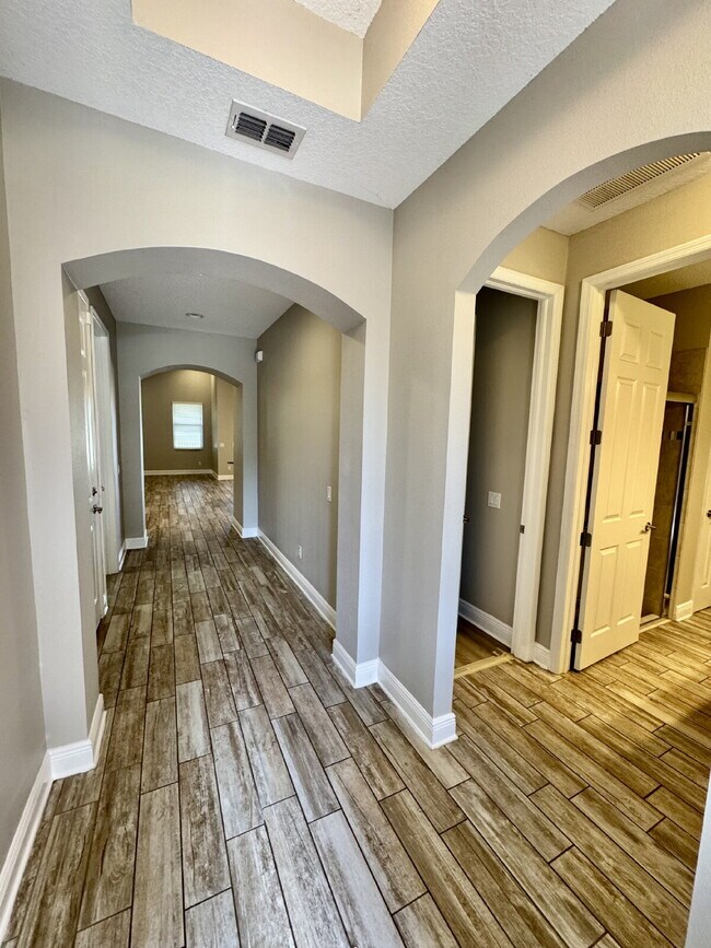 Foto del edificio - K-Bar range gated 3-Bed Single Family House newly renovated with luxury vinyl flooring and fully ...