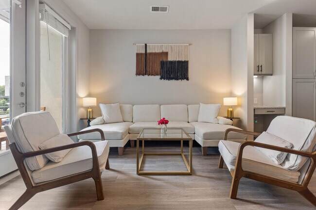 Foto del edificio - 5820 1/2 Cameron Road-FL2-ID1303392P