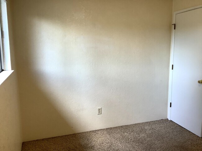 Building Photo - Townhouse Style Apartment with Private Out...