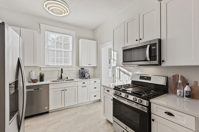Building Photo - 1352 Faxon Ave