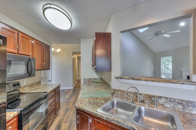 Foto del edificio - 1617 Roundhill Dr