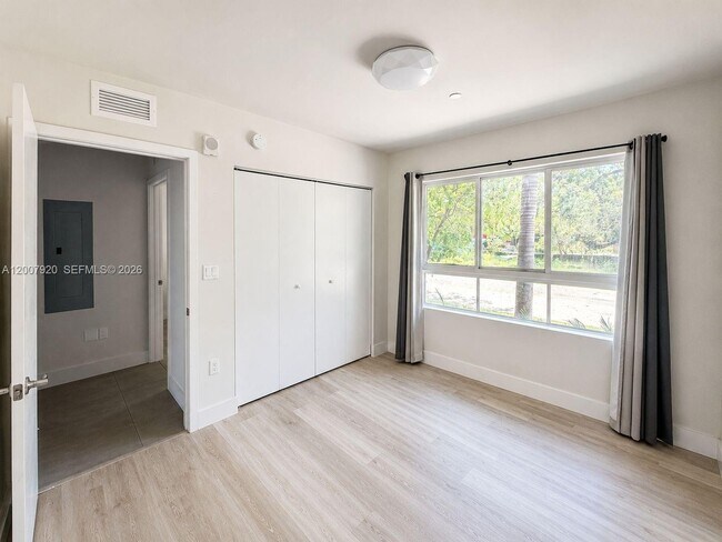 Foto del edificio - 2505 NE 193rd St