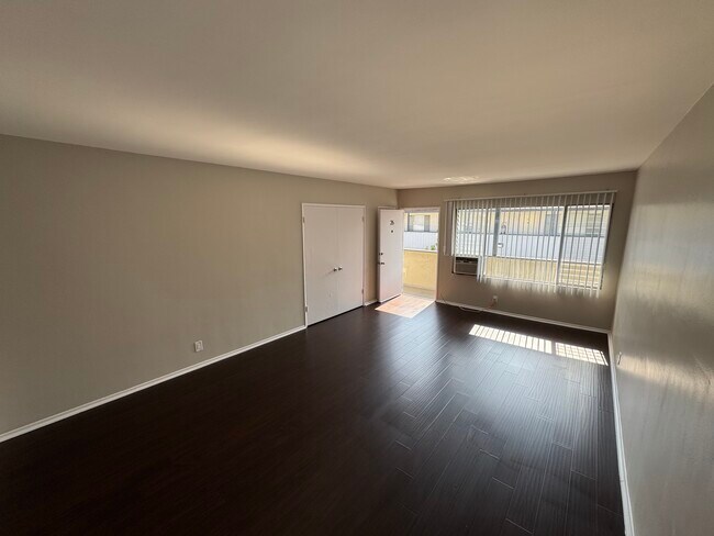 Foto del edificio - 5420 Russell Ave