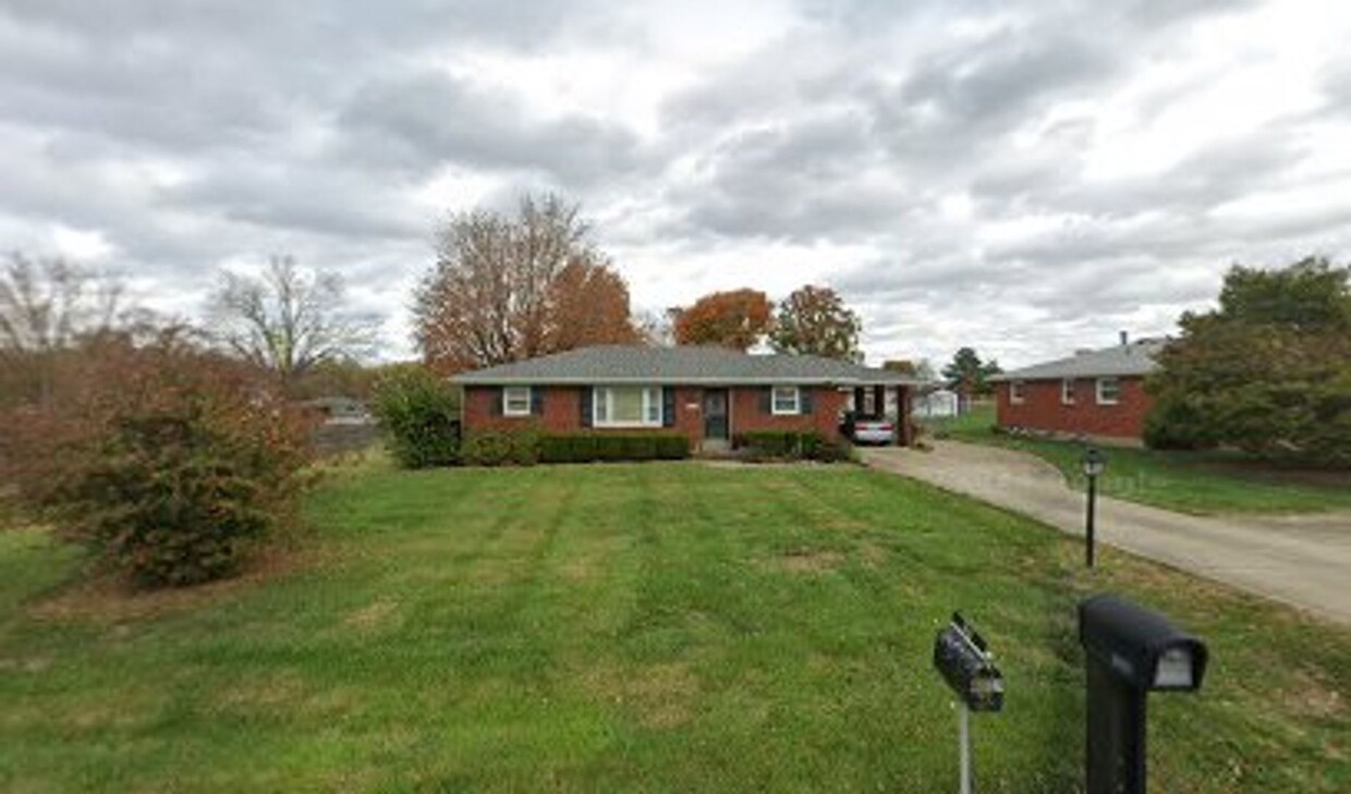 Primary Photo - Brick Home For Rent Shelbyville