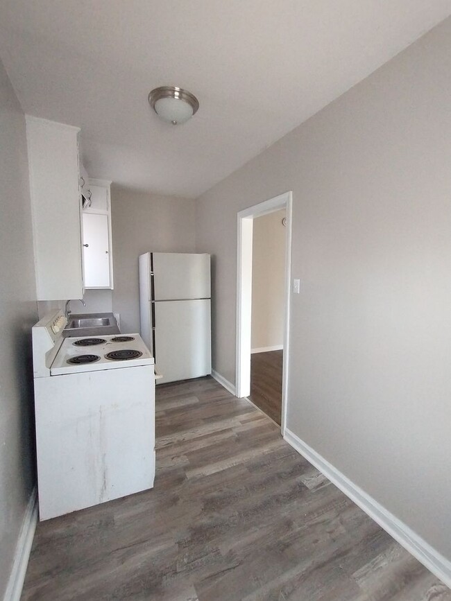 Building Photo - $550- 1 bed 1 bath - Duplex located in the...