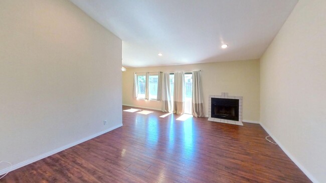 Building Photo - MOVE IN SPECIAL! Spacious 4 Bedroom 2 Bath...